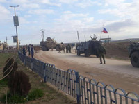 [ẢNH] Binh lính Nga - Mỹ lần đầu đọ súng tại Đông Bắc Syria?