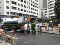 [Ảnh] Lực lượng Công an, quân đội giúp người dân khu đô thị HH khắc phục sự cố thiếu nước sạch