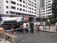 [Ảnh] Lực lượng Công an, quân đội giúp người dân khu đô thị HH khắc phục sự cố thiếu nước sạch