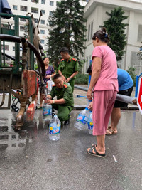 [Ảnh] Lực lượng Công an, quân đội giúp người dân khu đô thị HH khắc phục sự cố thiếu nước sạch