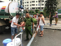 [Ảnh] Lực lượng Công an, quân đội giúp người dân khu đô thị HH khắc phục sự cố thiếu nước sạch