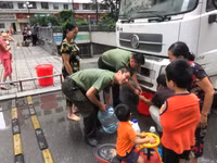 [Ảnh] Lực lượng Công an, quân đội giúp người dân khu đô thị HH khắc phục sự cố thiếu nước sạch