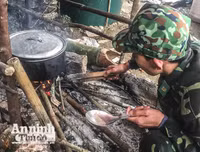 [ẢNH] Xúc động chuyện những người lính căng mình trước sương gió biên cương ngăn dịch Covid -19