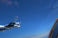 [ẢNH] Biên đội 7 chiếc Tu-142 Nga xuất kích trả đũa sau khi bị F-22 Mỹ áp sát