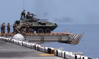 [ẢNH] Mỹ triển khai xe chiến đấu bộ binh cực mạnh lên tàu đổ bộ tới biển Đông