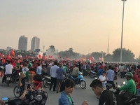 Mỹ Đình nhuộm đỏ màu cờ trước giờ bóng lăn