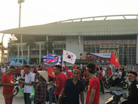 Mỹ Đình nhuộm đỏ màu cờ trước giờ bóng lăn