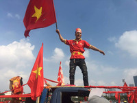 Mỹ Đình nhuộm đỏ màu cờ trước giờ bóng lăn