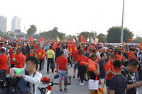 Mỹ Đình nhuộm đỏ màu cờ trước giờ bóng lăn