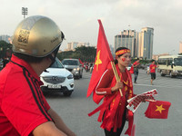 Mỹ Đình nhuộm đỏ màu cờ trước giờ bóng lăn