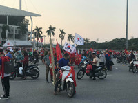 Mỹ Đình nhuộm đỏ màu cờ trước giờ bóng lăn