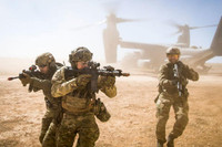 [ẢNH] Đặc nhiệm Mỹ kéo thi thể tướng Iran khỏi xe sau khi bị trúng tên lửa