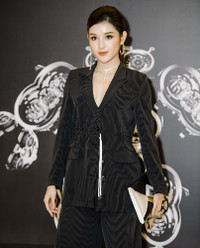 Huyền My diện vets khoe vòng một táo bạo, sánh vai em trai dự sự kiện