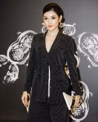 Huyền My diện vets khoe vòng một táo bạo, sánh vai em trai dự sự kiện