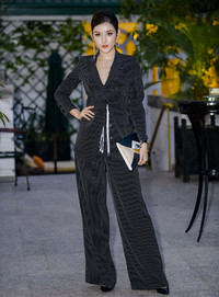 Huyền My diện vets khoe vòng một táo bạo, sánh vai em trai dự sự kiện