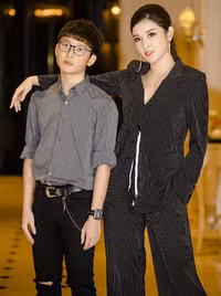 Huyền My diện vets khoe vòng một táo bạo, sánh vai em trai dự sự kiện