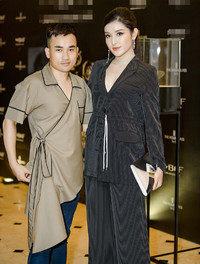 Huyền My diện vets khoe vòng một táo bạo, sánh vai em trai dự sự kiện