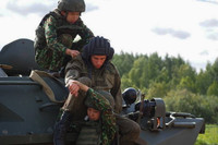 [ẢNH] Nữ chiến sĩ quân y Việt Nam tranh tài tại nội dung Sơ cứu chiến trường