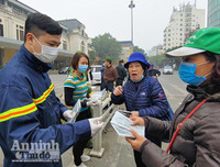 [ẢNH] Công an Thủ đô tham gia phát miễn phí 75.000 khẩu trang phòng dịch Corona