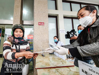 [ẢNH] Công an Thủ đô tham gia phát miễn phí 75.000 khẩu trang phòng dịch Corona