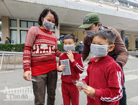 [ẢNH] Công an Thủ đô tham gia phát miễn phí 75.000 khẩu trang phòng dịch Corona
