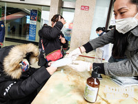 [ẢNH] Công an Thủ đô tham gia phát miễn phí 75.000 khẩu trang phòng dịch Corona