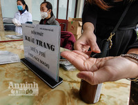 [ẢNH] Công an Thủ đô tham gia phát miễn phí 75.000 khẩu trang phòng dịch Corona