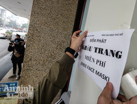 [ẢNH] Công an Thủ đô tham gia phát miễn phí 75.000 khẩu trang phòng dịch Corona