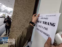 [ẢNH] Công an Thủ đô tham gia phát miễn phí 75.000 khẩu trang phòng dịch Corona