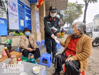 [ẢNH] Công an Thủ đô tham gia phát miễn phí 75.000 khẩu trang phòng dịch Corona