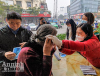 [ẢNH] Công an Thủ đô tham gia phát miễn phí 75.000 khẩu trang phòng dịch Corona