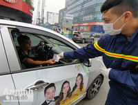 [ẢNH] Công an Thủ đô tham gia phát miễn phí 75.000 khẩu trang phòng dịch Corona