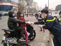 [ẢNH] Công an Thủ đô tham gia phát miễn phí 75.000 khẩu trang phòng dịch Corona