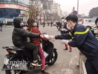 [ẢNH] Công an Thủ đô tham gia phát miễn phí 75.000 khẩu trang phòng dịch Corona