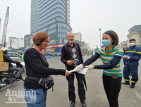 [ẢNH] Công an Thủ đô tham gia phát miễn phí 75.000 khẩu trang phòng dịch Corona