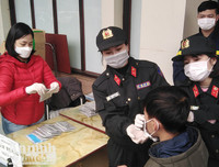 [ẢNH] Công an Thủ đô tham gia phát miễn phí 75.000 khẩu trang phòng dịch Corona