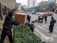 [ẢNH] Công an Thủ đô tham gia phát miễn phí 75.000 khẩu trang phòng dịch Corona