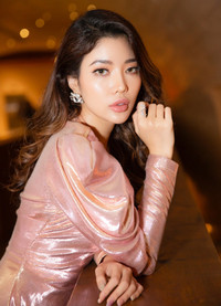 Trang Lê hút mắt với đầm kiêu sa khoe chân thon dài gợi cảm