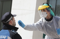 [ẢNH] Hà Lan thu hồi khẩu trang, Tây Ban Nha trả bộ kit Trung Quốc kém chất lượng