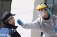 [ẢNH] Hà Lan thu hồi khẩu trang, Tây Ban Nha trả bộ kit Trung Quốc kém chất lượng