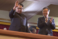 [ẢNH] Vẻ đẹp long lanh gợi cảm của các kiều nữ Hàn Quốc sang Triều Tiên biểu diễn