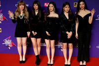 [ẢNH] Vẻ đẹp long lanh gợi cảm của các kiều nữ Hàn Quốc sang Triều Tiên biểu diễn