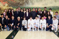 [ẢNH] Vẻ đẹp long lanh gợi cảm của các kiều nữ Hàn Quốc sang Triều Tiên biểu diễn