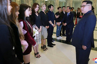 [ẢNH] Vẻ đẹp long lanh gợi cảm của các kiều nữ Hàn Quốc sang Triều Tiên biểu diễn