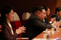 [ẢNH] Vẻ đẹp long lanh gợi cảm của các kiều nữ Hàn Quốc sang Triều Tiên biểu diễn