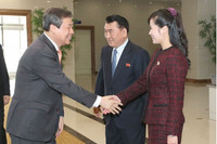 [ẢNH] Vẻ đẹp long lanh gợi cảm của các kiều nữ Hàn Quốc sang Triều Tiên biểu diễn