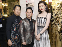 Huyền My khoe vai trần, Tiểu Vy diện váy xẻ táo bạo