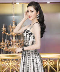 Huyền My khoe vai trần, Tiểu Vy diện váy xẻ táo bạo