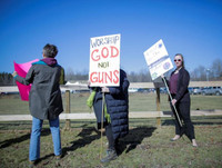 Kì lạ nghi lễ tôn thờ súng đạn tổ chức ở nhà thờ của Mỹ