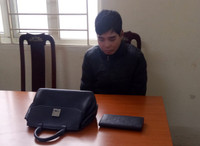 Cận cảnh tên trộm tài sản trong cabin xe ô tô Mazda 3 của một phụ nữ